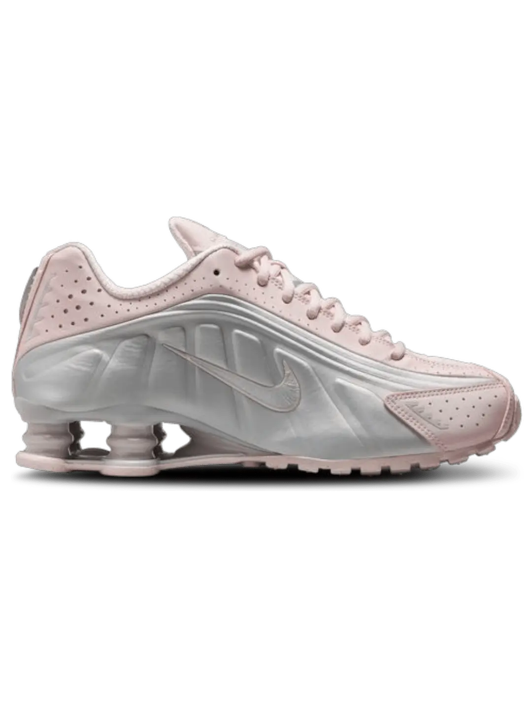 Vista lateral do Nike Shox R4 Feminino Rosa e Prata com molas traseiras e cabedal sintético.